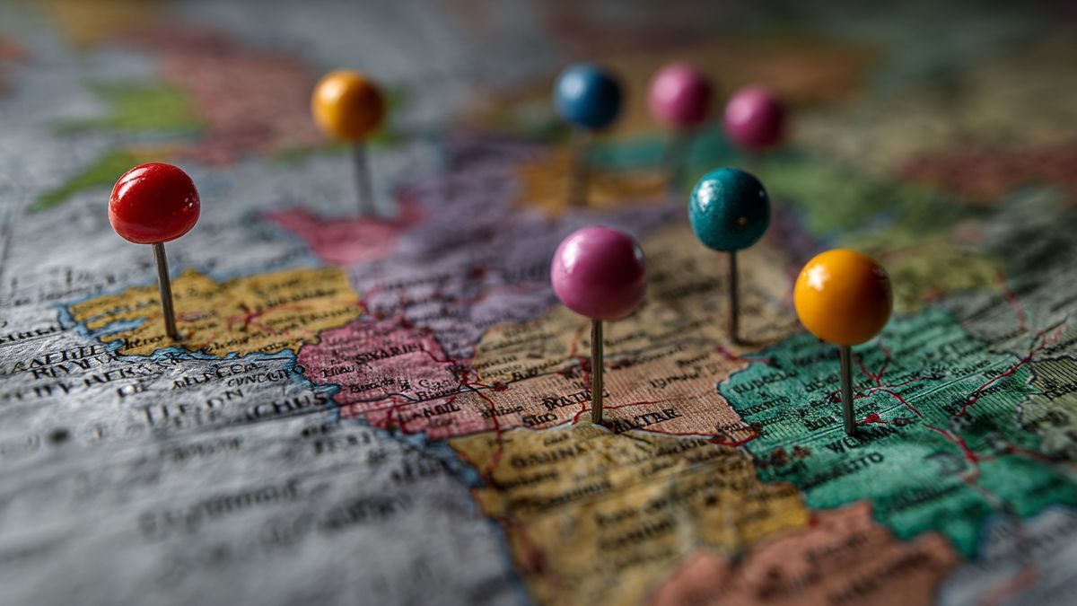 Epingles colorées sur une carte de Bretagne indiquant les codes postaux et communautés