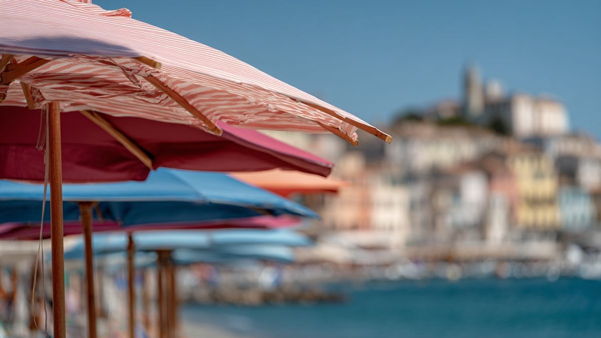 Scena artistica con diversi tipi di parasoli italiani sulla costa.